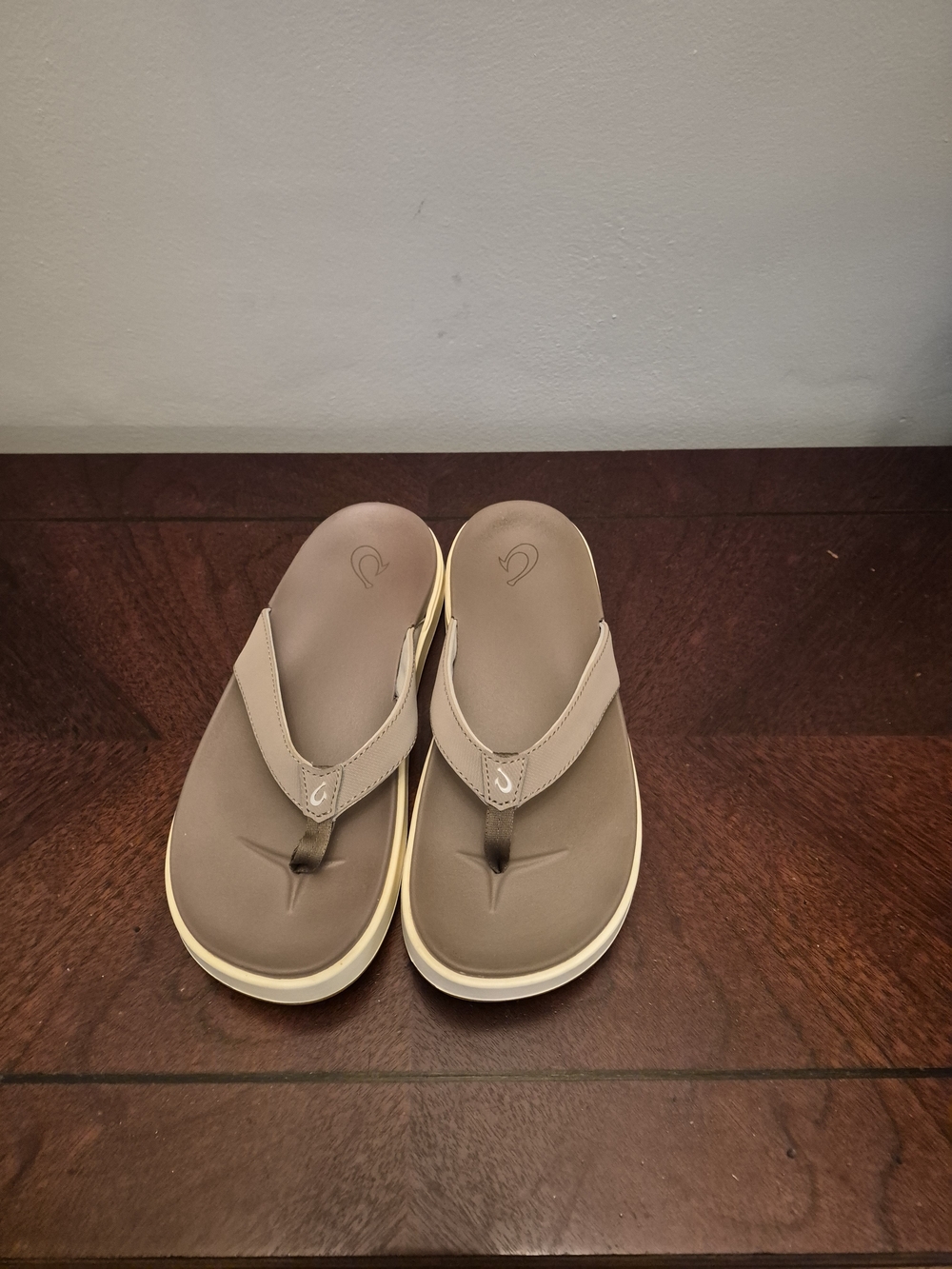 OluKai Taupe and Ivory Flip Flop Sandals Size 7